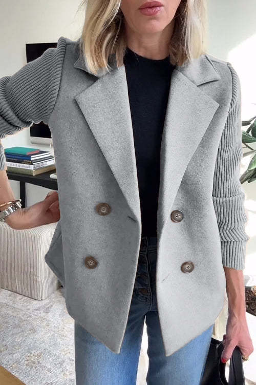 Elegante double breasted dames blazer met reverskraag, perfect voor een verfijnde voorjaarscollectie.