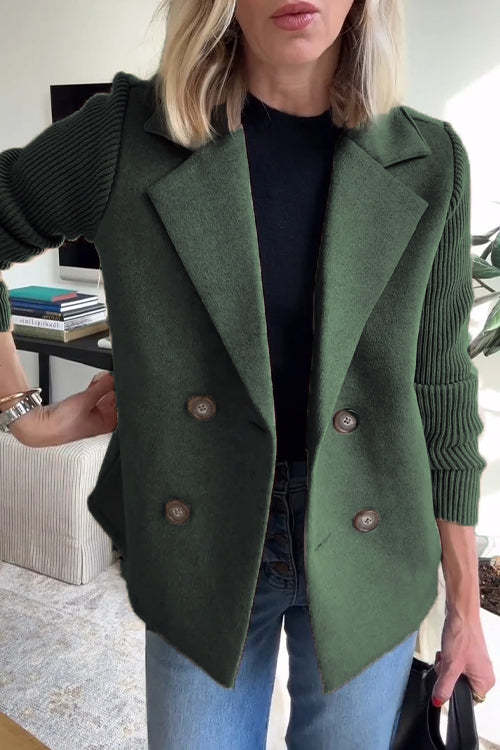 Close-up van de double breasted dames blazer met elegante reverskraag, ideaal voor een klassieke voorjaarsstijl.