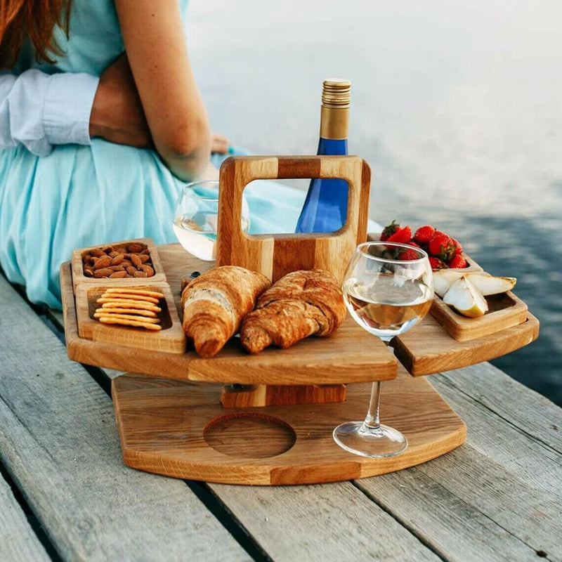 Veelzijdige eiken picknick wijntafel, perfect voor glazen en hapjes. Geniet van wijn en snacks in buitenleven.
