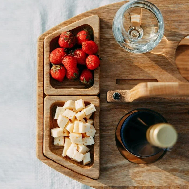 Praktische eiken hapjes tafel & wijnstandaard, onmisbaar voor buitenontspanning. Compact, draagbaar voor picknicks.