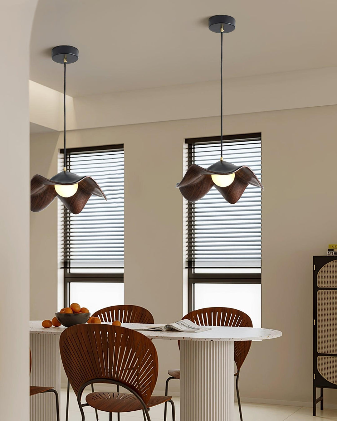 "Elegante ElementBois hanglamp van hout en hars met lotus ontwerp, straalt warme verlichting uit, ideaal voor elke ruimte."