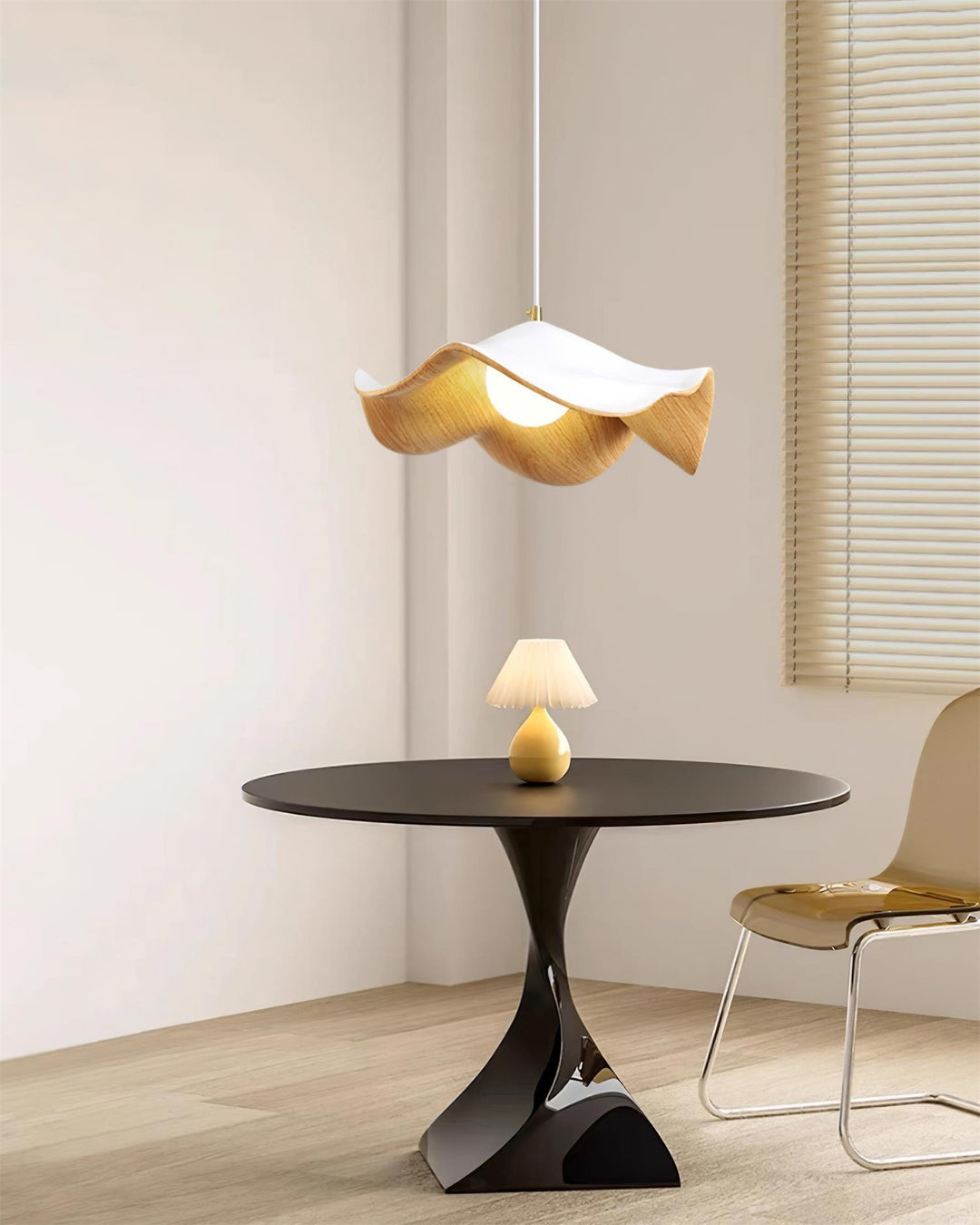 "Elegante ElementBois hanglamp van hout en hars met lotus ontwerp, straalt warme verlichting uit, ideaal voor elke ruimte."