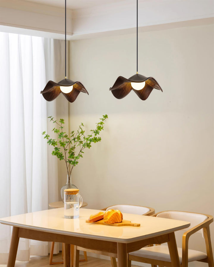 "Elegante ElementBois hanglamp van hout en hars met lotus ontwerp, straalt warme verlichting uit, ideaal voor elke ruimte."