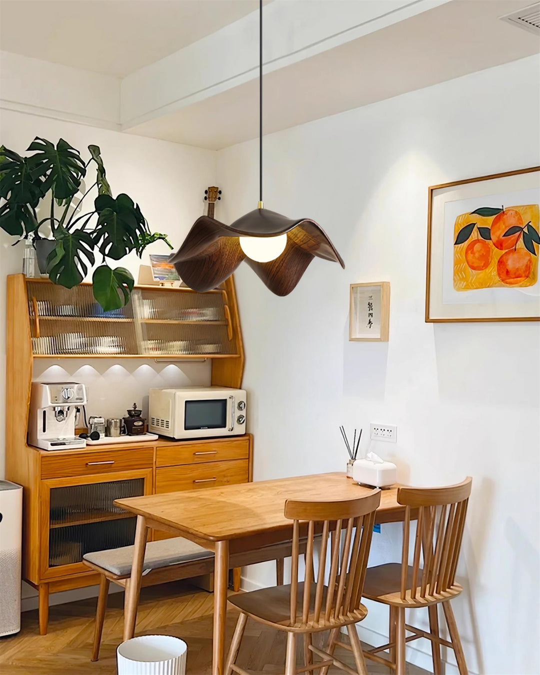 "Elegante ElementBois hanglamp van hout en hars met lotus ontwerp, straalt warme verlichting uit, ideaal voor elke ruimte."