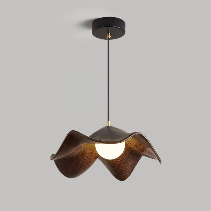 "Elegante ElementBois hanglamp van hout en hars met lotus ontwerp, straalt warme verlichting uit, ideaal voor elke ruimte."