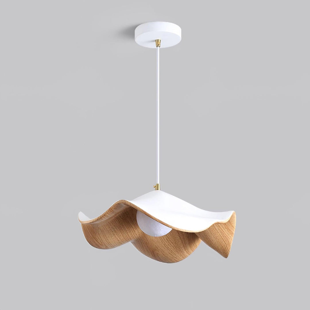 "Elegante ElementBois hanglamp van hout en hars met lotus ontwerp, straalt warme verlichting uit, ideaal voor elke ruimte."