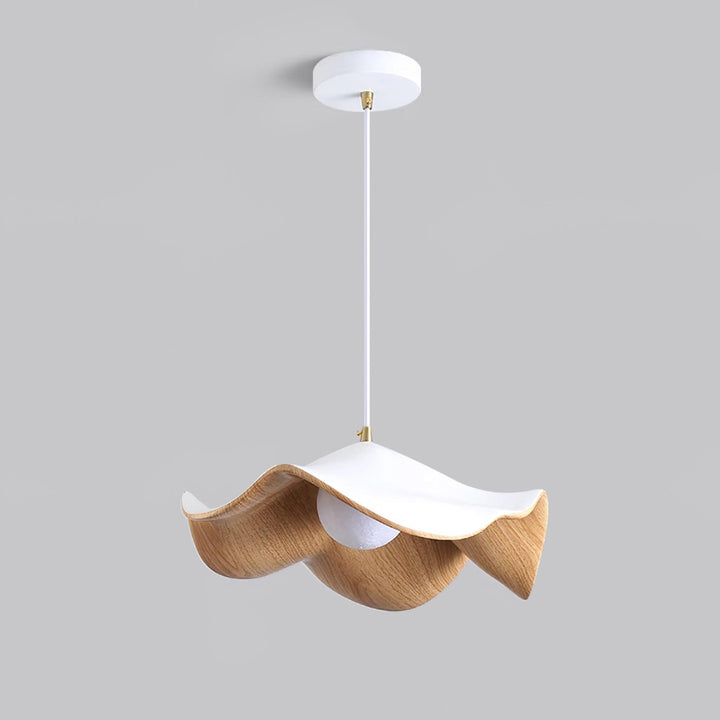 "Elegante ElementBois hanglamp van hout en hars met lotus ontwerp, straalt warme verlichting uit, ideaal voor elke ruimte."