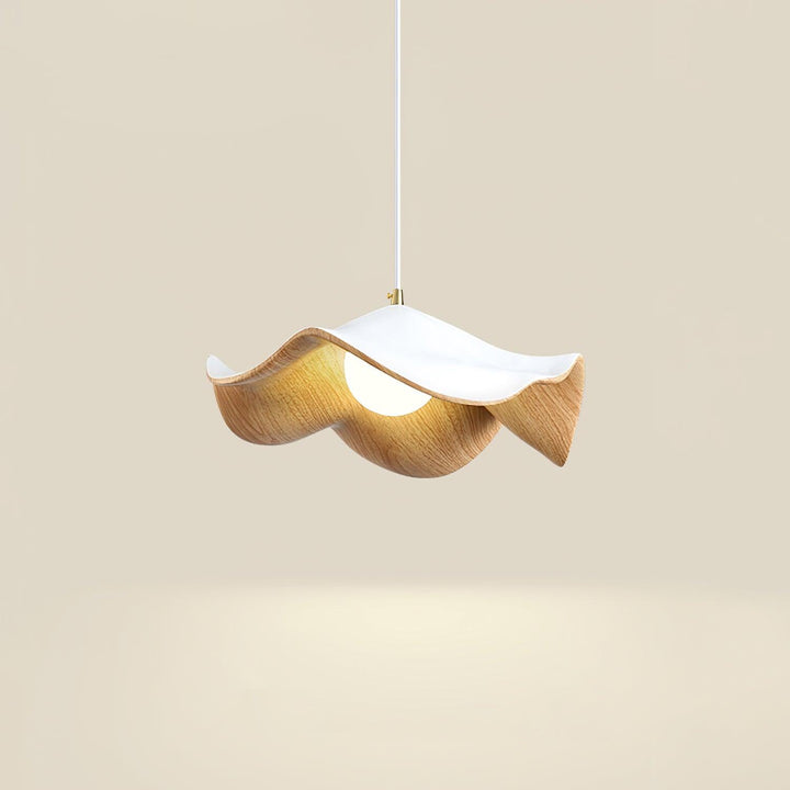 "Elegante ElementBois hanglamp van hout en hars met lotus ontwerp, straalt warme verlichting uit, ideaal voor elke ruimte."