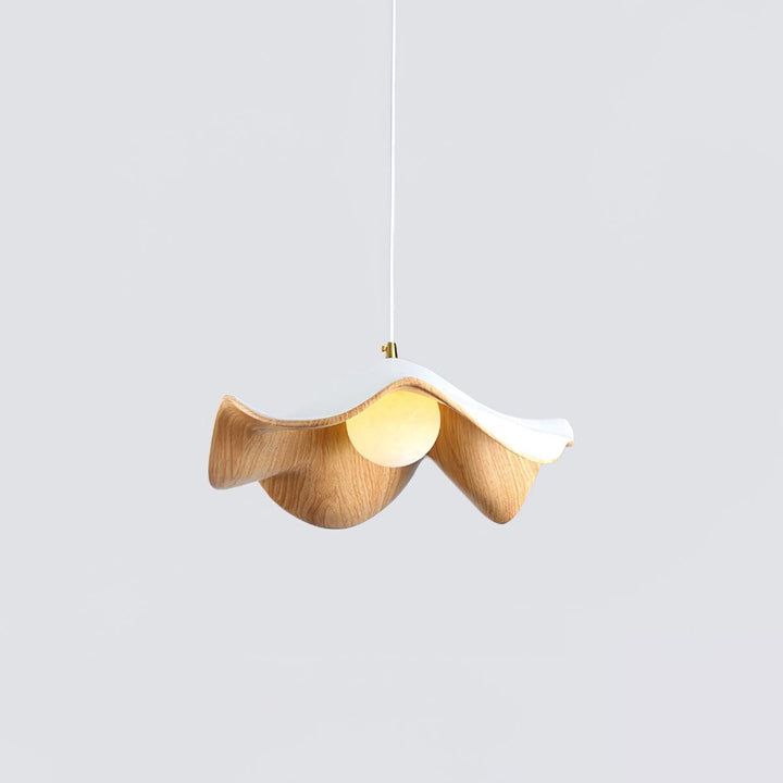 "Elegante ElementBois hanglamp van hout en hars met lotus ontwerp, straalt warme verlichting uit, ideaal voor elke ruimte."