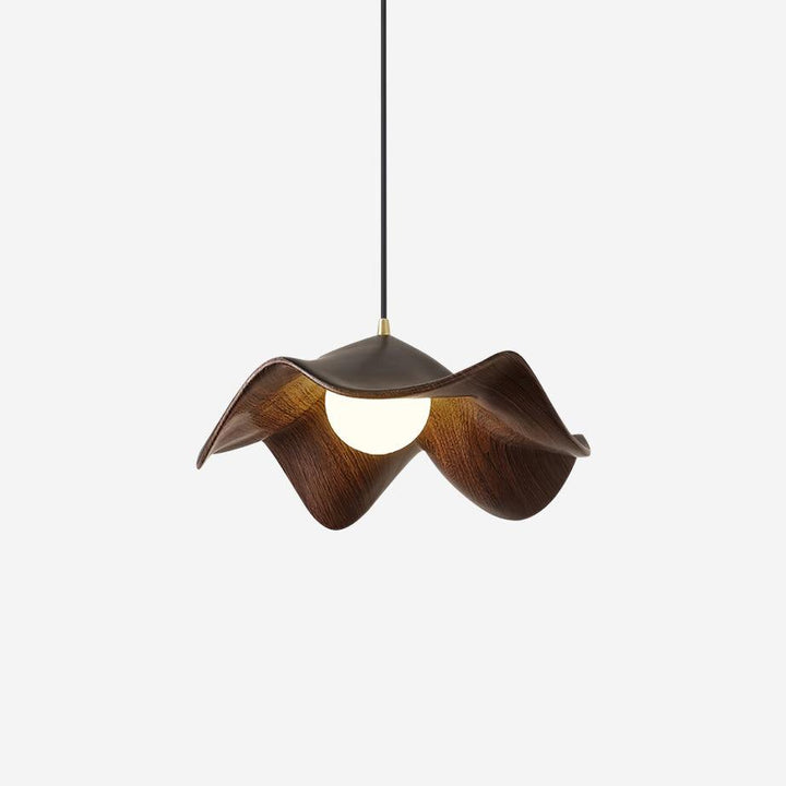 "Elegante ElementBois hanglamp van hout en hars met lotus ontwerp, straalt warme verlichting uit, ideaal voor elke ruimte."