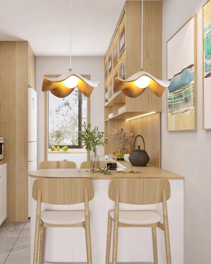 "Elegante ElementBois hanglamp van hout en hars met lotus ontwerp, straalt warme verlichting uit, ideaal voor elke ruimte."