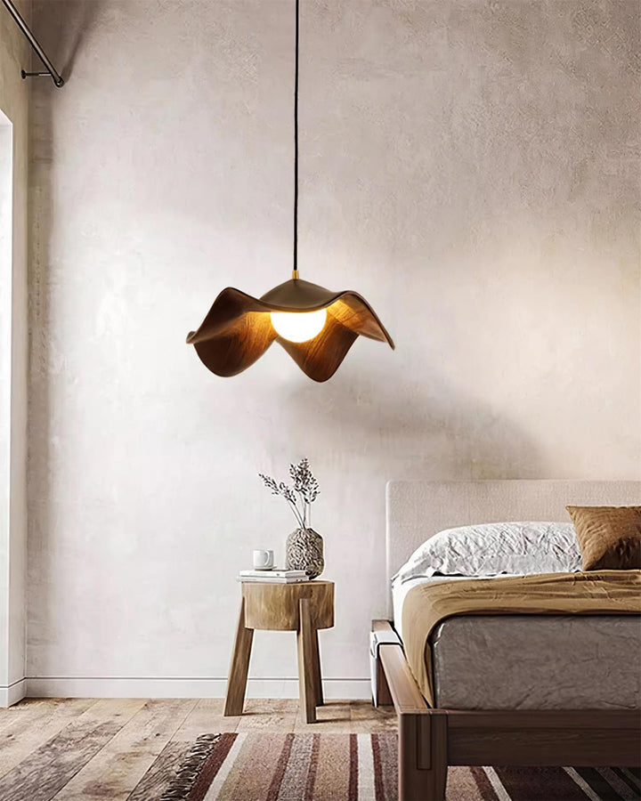 "Elegante ElementBois hanglamp van hout en hars met lotus ontwerp, straalt warme verlichting uit, ideaal voor elke ruimte."