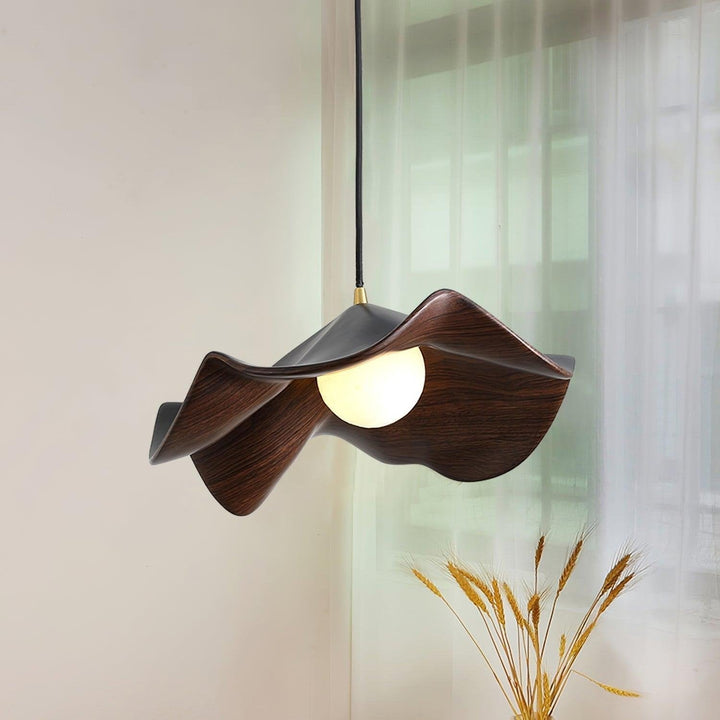 "Elegante ElementBois hanglamp van hout en hars met lotus ontwerp, straalt warme verlichting uit, ideaal voor elke ruimte."