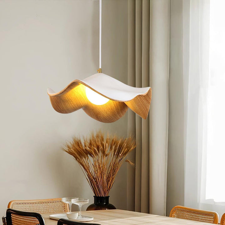 "Elegante ElementBois hanglamp van hout en hars met lotus ontwerp, straalt warme verlichting uit, ideaal voor elke ruimte."