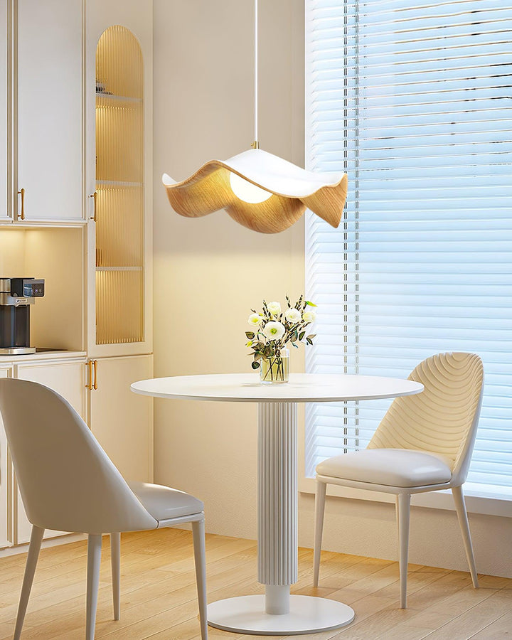 "Elegante ElementBois hanglamp van hout en hars met lotus ontwerp, straalt warme verlichting uit, ideaal voor elke ruimte."