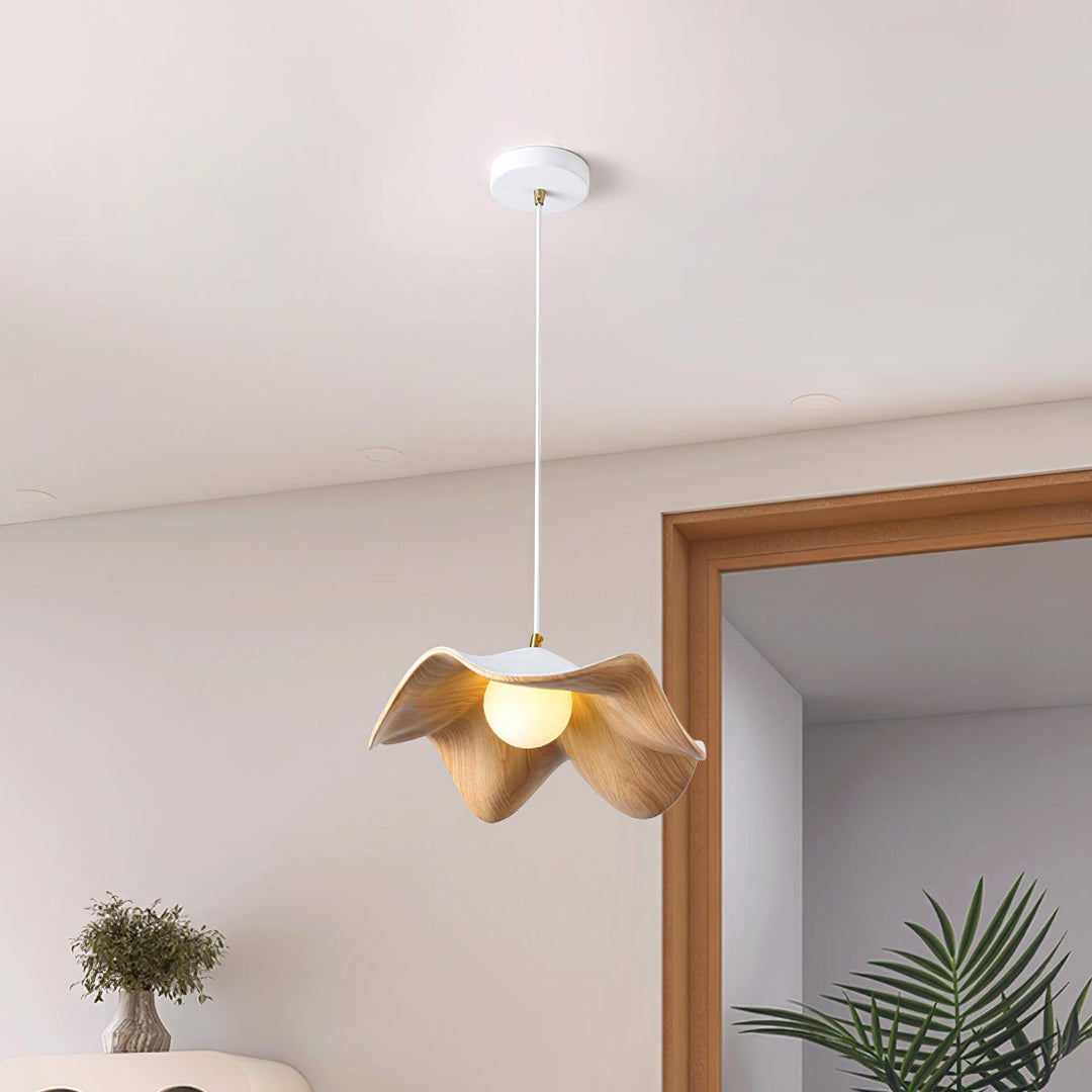 "Elegante ElementBois hanglamp van hout en hars met lotus ontwerp, straalt warme verlichting uit, ideaal voor elke ruimte."