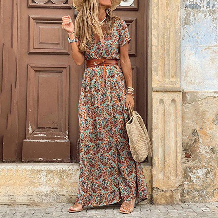 Elora dames maxi-jurk, een comfortabele V-hals jurk met trendy riemdetail. Geschikt als feest- of casual jurk.