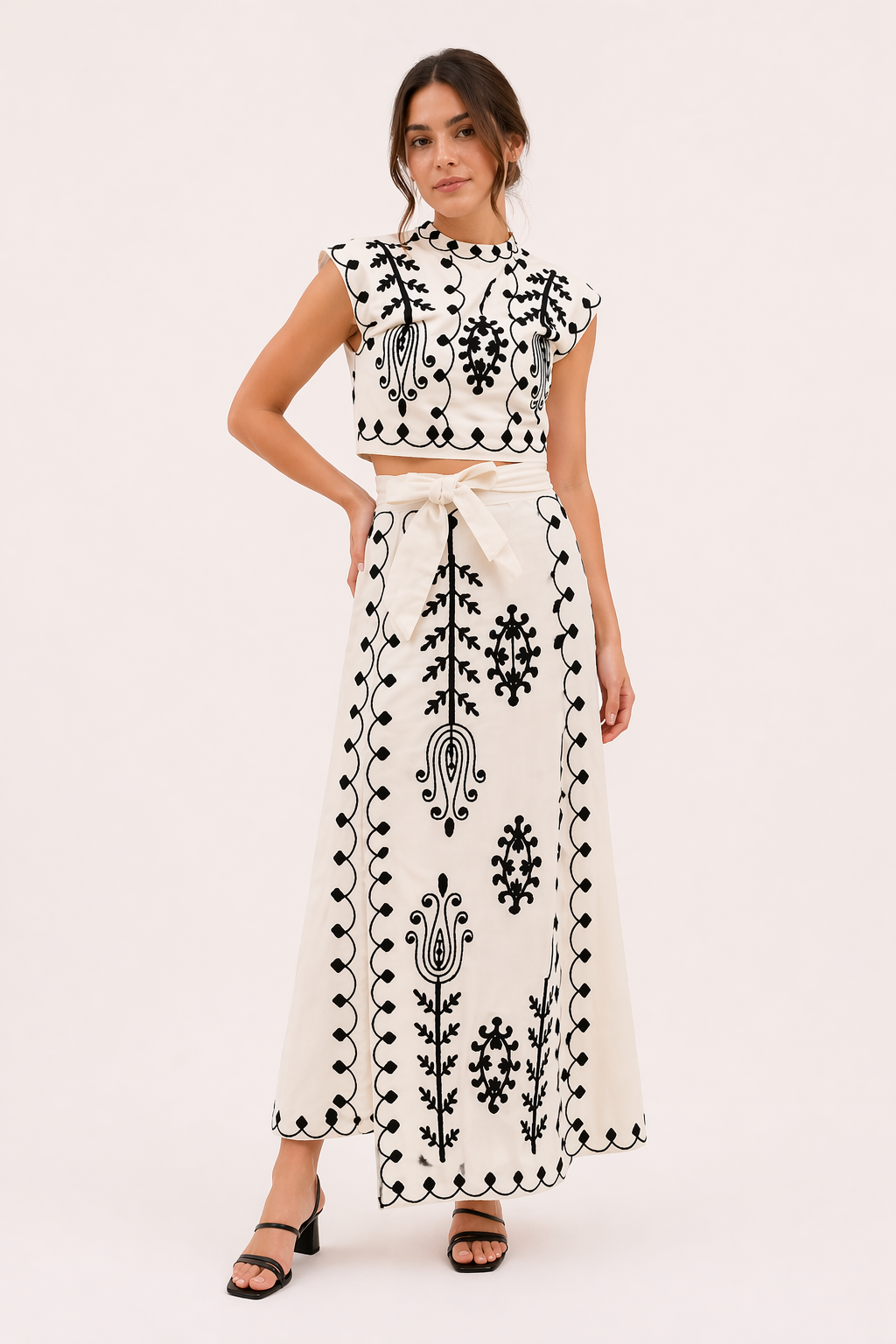 Elegante geborduurde tweedelige dames set met midirok en korte top, perfect voor zomerse casual outfits.