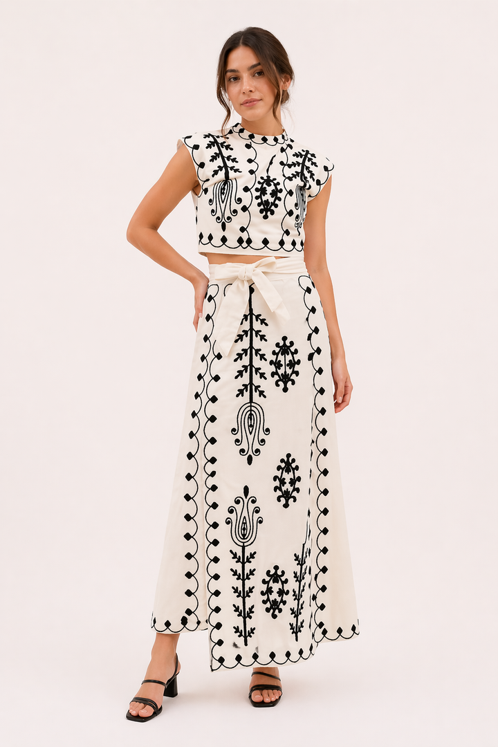 Elegante geborduurde tweedelige dames set met midirok en korte top, perfect voor zomerse casual outfits.