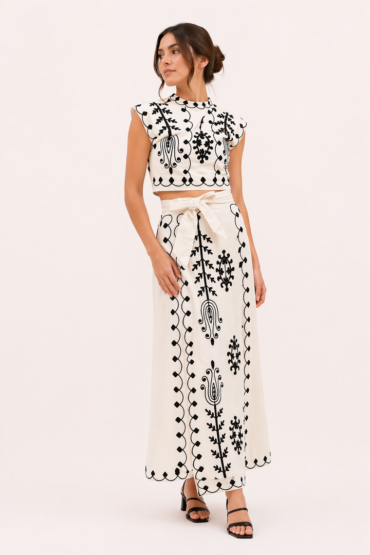 Close-up van de geborduurde korte top uit een tweedelige dames set, ideaal voor zomerse casual looks.