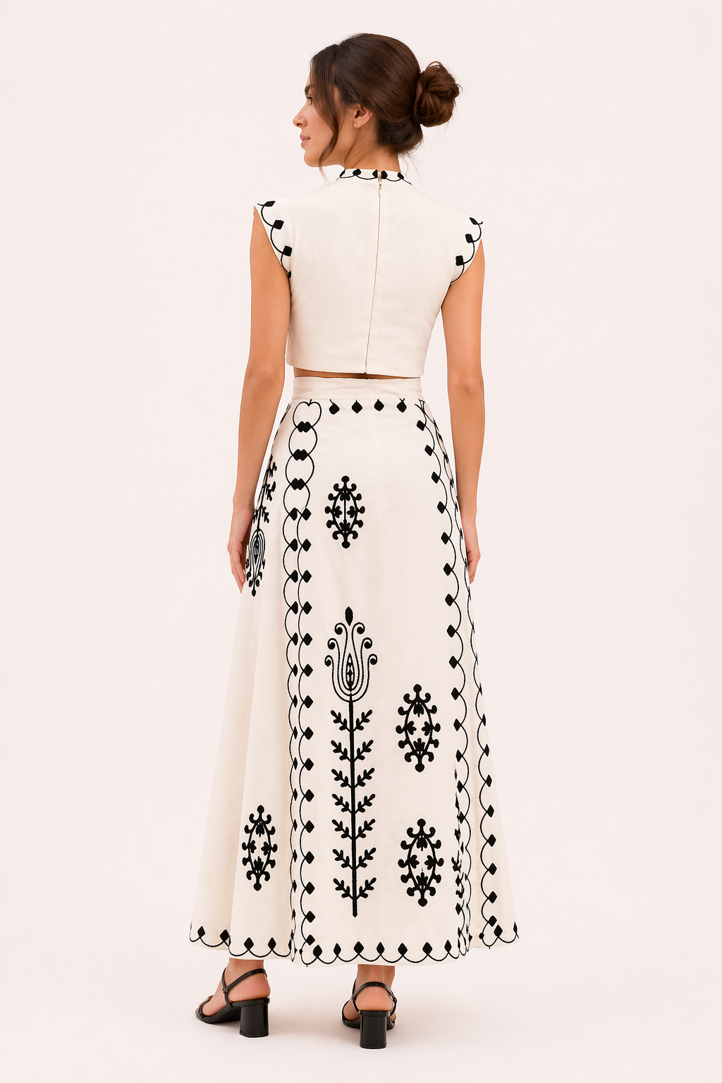 Stijlvolle geborduurde midirok, onderdeel van een tweedelige dameskleding set, elegant en zomers.