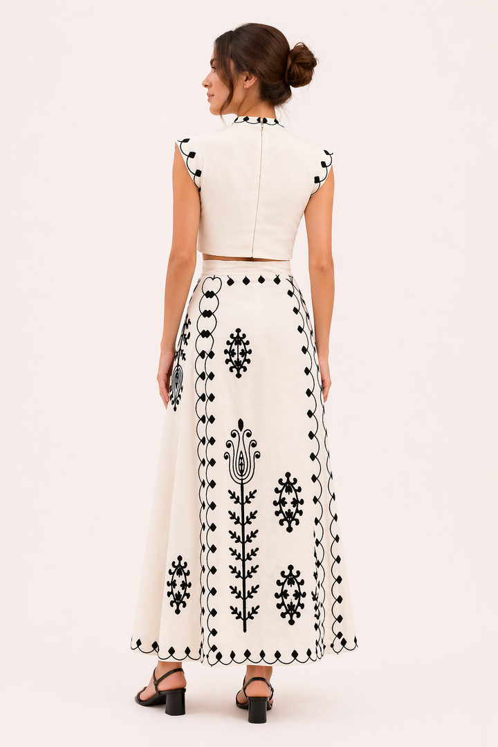 Stijlvolle geborduurde midirok, onderdeel van een tweedelige dameskleding set, elegant en zomers.