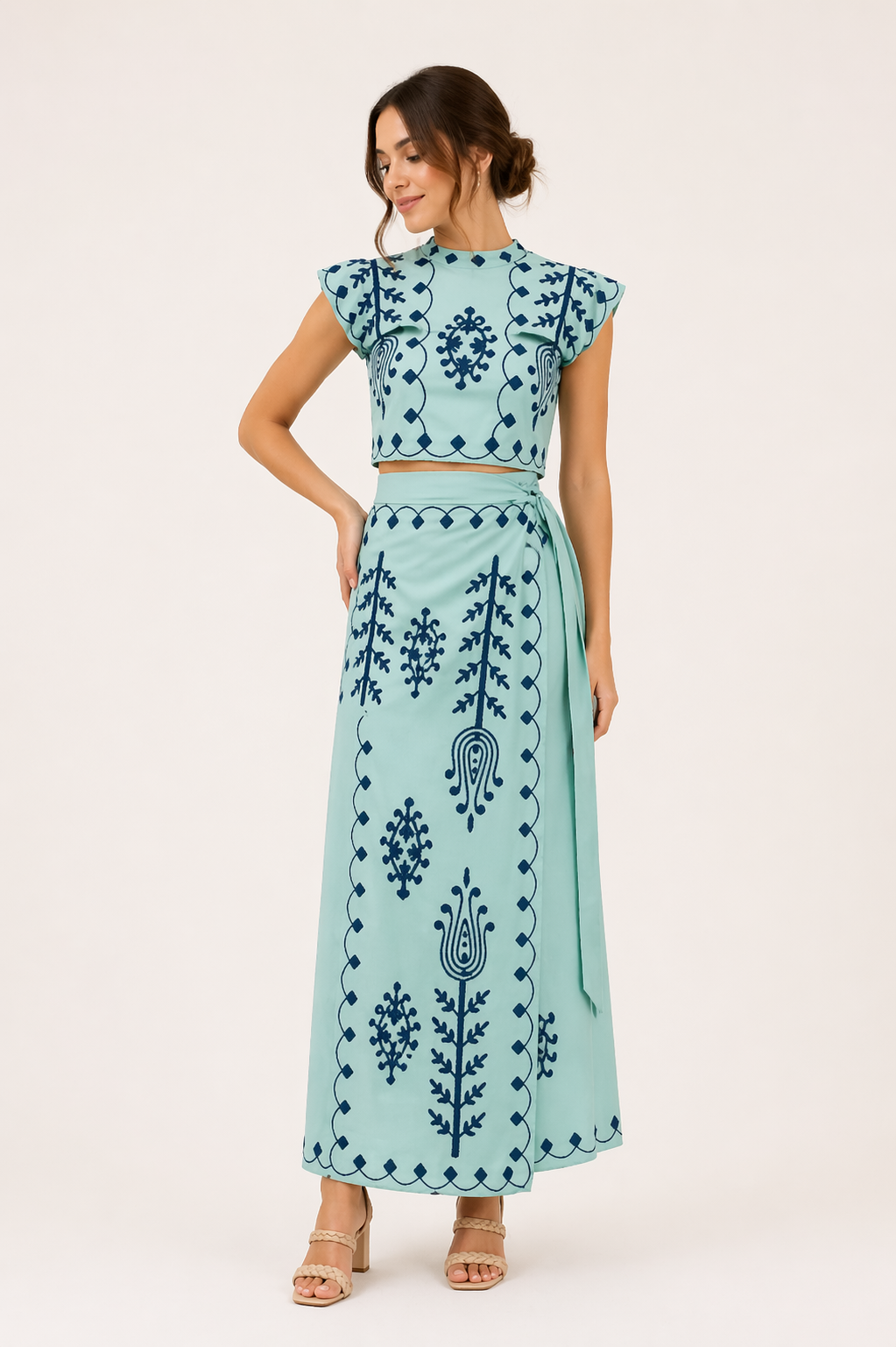 Gedetailleerde geborduurde dames tweedelige set met midirok en crop top; casual zomerse outfit.