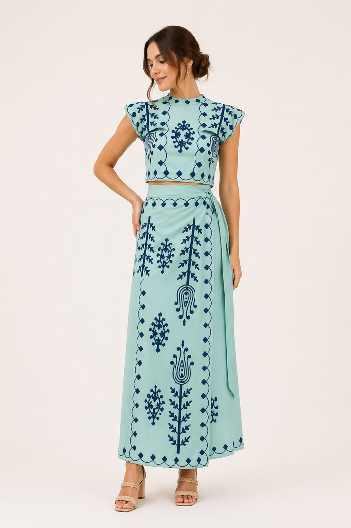 Gedetailleerde geborduurde dames tweedelige set met midirok en crop top; casual zomerse outfit.