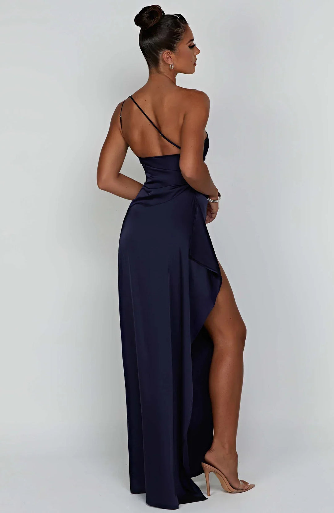 Cocktailjurk dames, geplooide stof, asymmetrische halslijn, lange split.