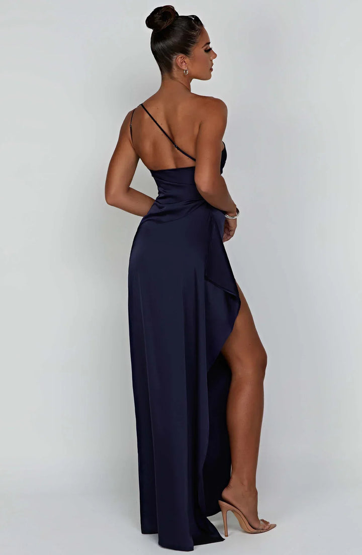 Cocktailjurk dames, geplooide stof, asymmetrische halslijn, lange split.