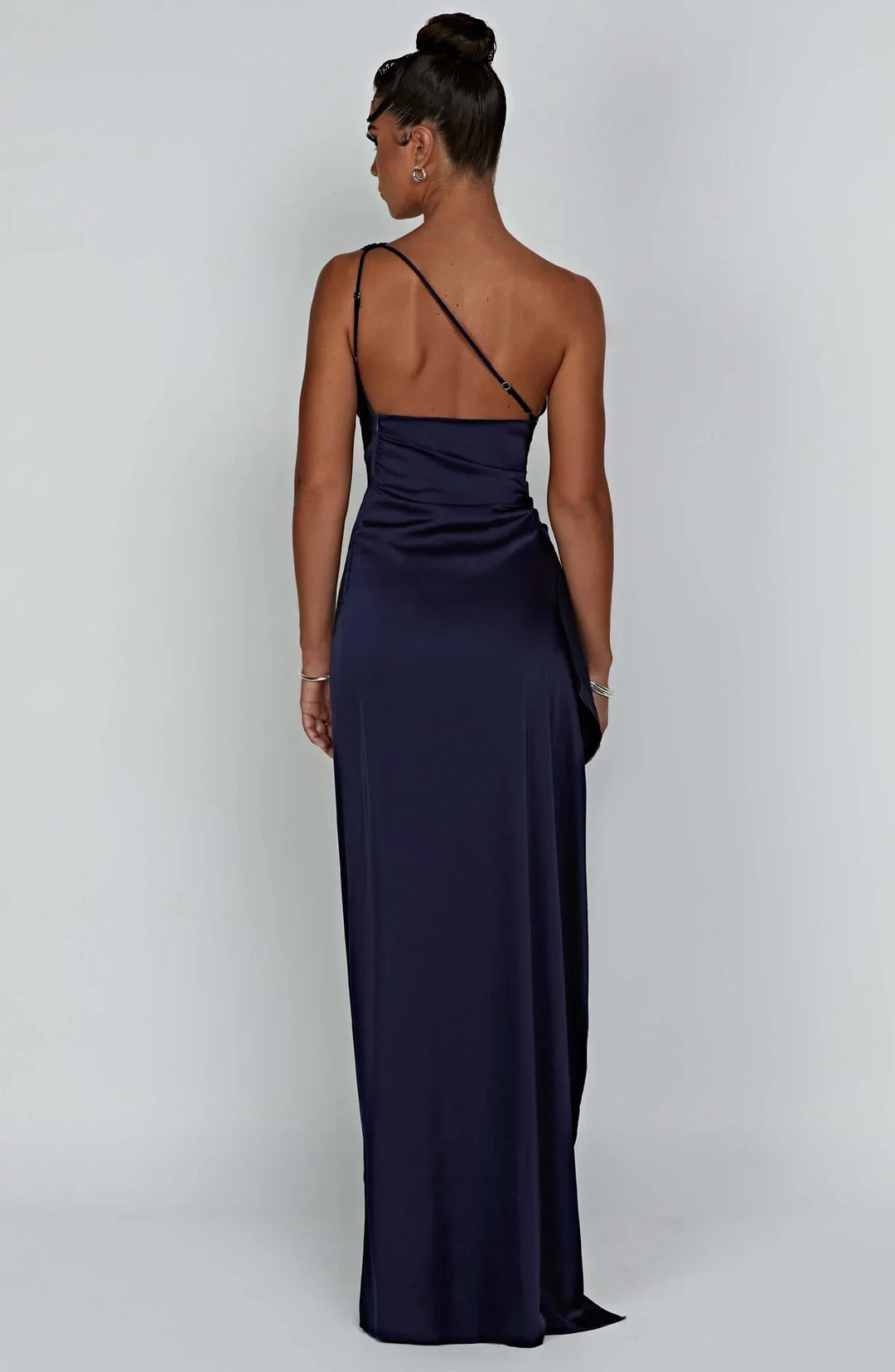 Elegante geplooide damesjurk, één-schouder, split, perfect voor gala's.
