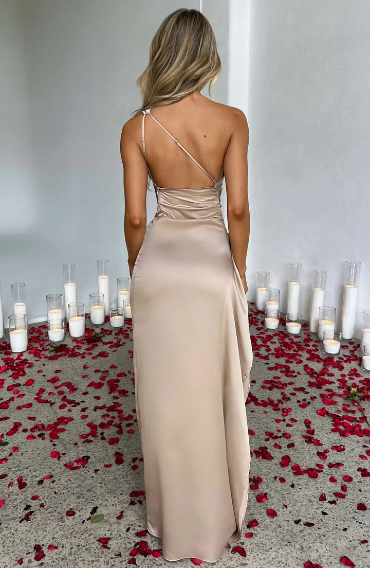 Feestjurk dames, geplooide details, elegante één-schouderlijn en verleidelijke split.