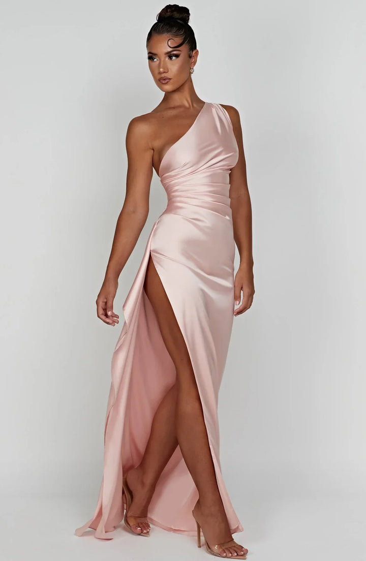 Elegante dames splitjurk, geplooid, één-schouder stijl, perfect voor feesten.