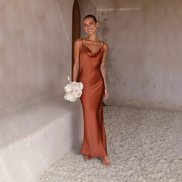 Elegante glanzende dames maxi-jurk met open rug, perfecte feest- of galajurk voor speciale gelegenheden.
