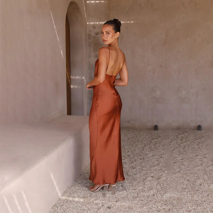 Verfijnde glanzende maxi-jurk met open rug, een elegante damesjurk perfect voor formele avonden.