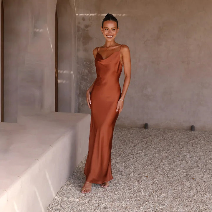 Stijlvolle glanzende maxi-jurk met open rug voor dames, chique keuze voor formele gelegenheden.