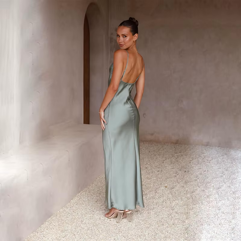Betoverende glanzende maxi-jurk met open rug, de perfecte chique damesjurk voor elk feest.