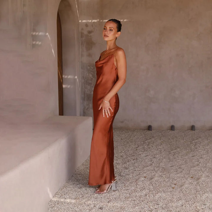 Chique, glanzende maxi-jurk voor vrouwen met open rug, ideaal voor gala, avondfeest of receptie.