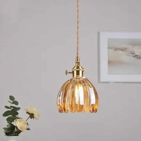 "Elegante glazen bloemvormige hanglamp met modern design en sfeervol licht, E27 fitting, in amberkleur."
