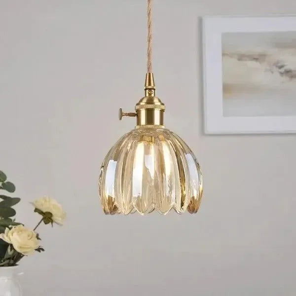 "Elegante glazen bloemvormige hanglamp met modern design en sfeervol licht, E27 fitting, in amberkleur."