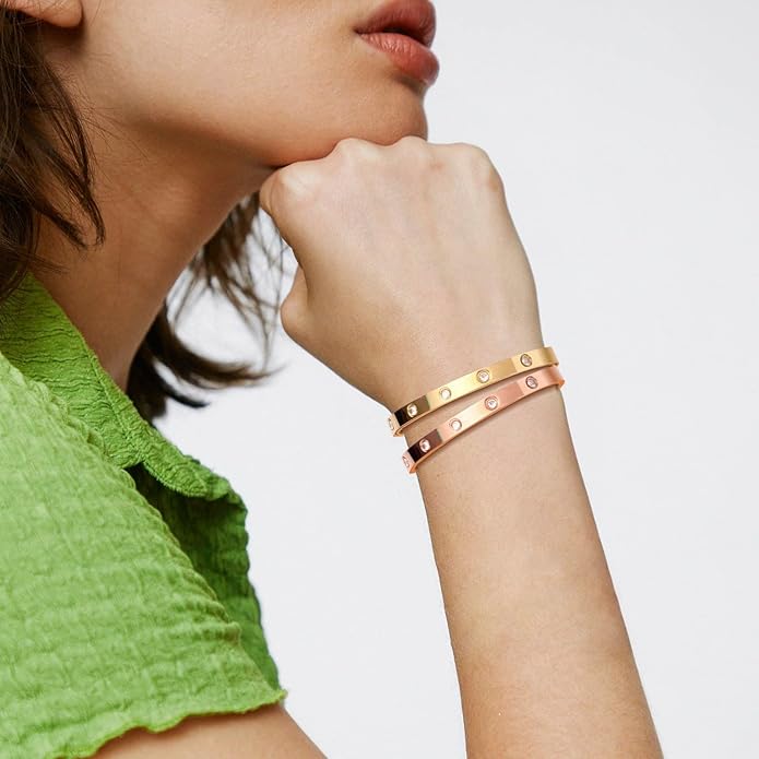 "Elegante gouden armband met tijdloos design en schroefdetails, een verfijnd en luxueus accessoire voor elke gelegenheid."