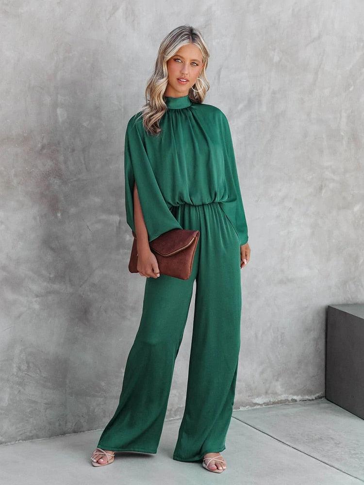 Luxe groene jumpsuit voor dames, voorzien van flatterende capemouwen, ideaal voor formele kleding.