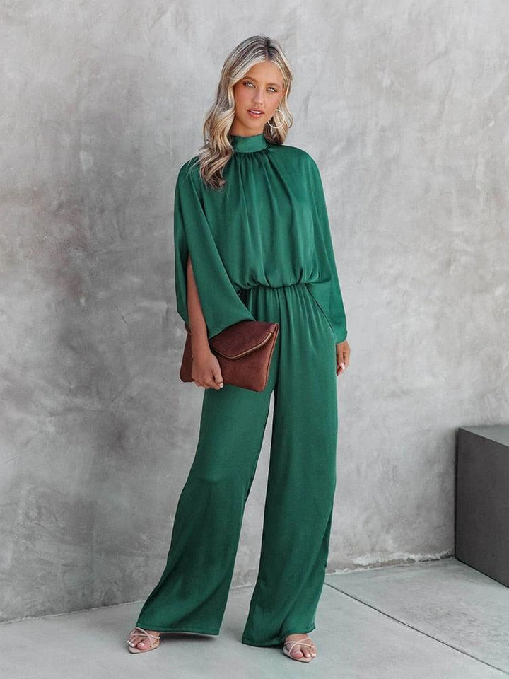Luxe groene jumpsuit voor dames, voorzien van flatterende capemouwen, ideaal voor formele kleding.