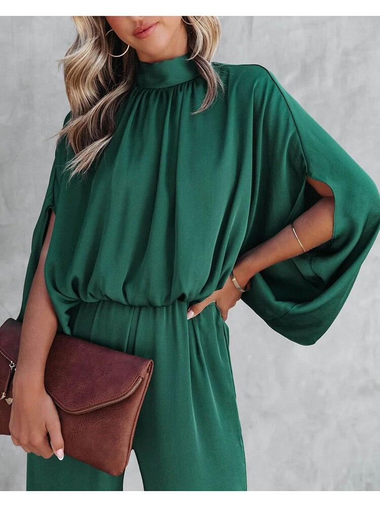 Groene dames jumpsuit met elegante capemouwen, een comfortabele en stijlvolle keuze voor elke gelegenheid.