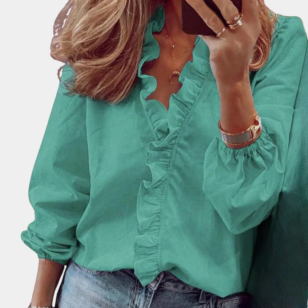 "Elegante groene damesblouse Julia met ruches, perfect voor zomer, zowel casual als formeel draagbaar."