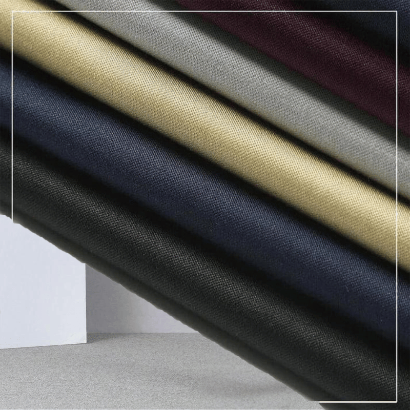 "Elegante heren stretch pantalon in klassiek zwart, met slanke snit en ademende rekbare stof voor comfort en stijl."