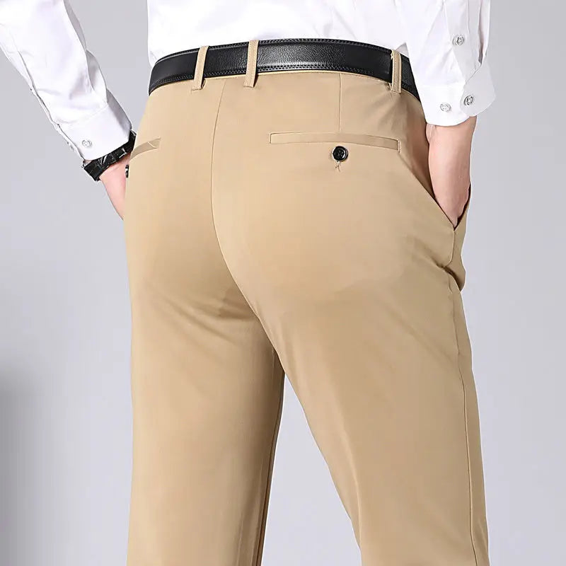 "Elegante heren stretch pantalon in klassiek zwart, met slanke snit en ademende rekbare stof voor comfort en stijl."