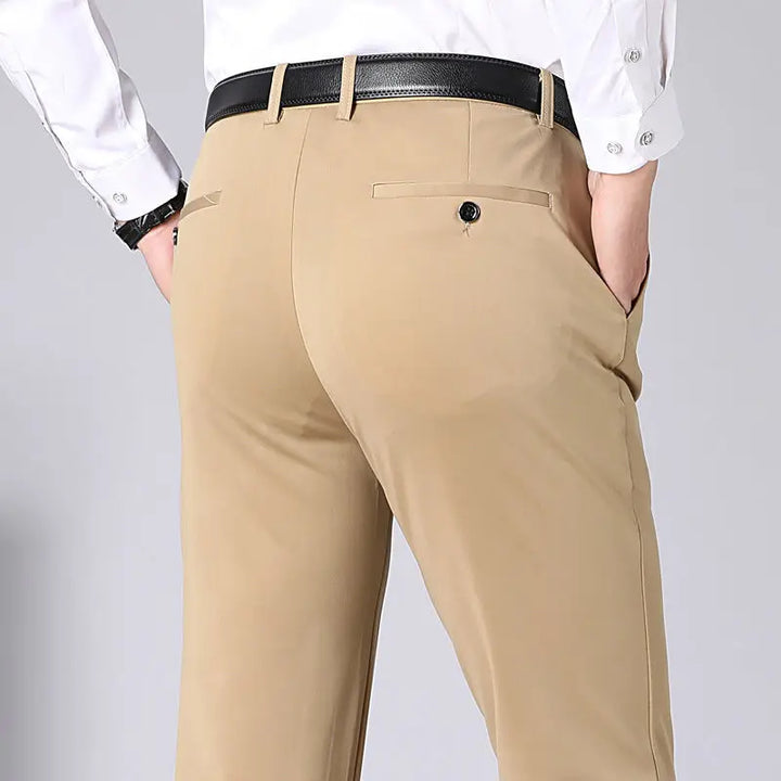 "Elegante heren stretch pantalon in klassiek zwart, met slanke snit en ademende rekbare stof voor comfort en stijl."