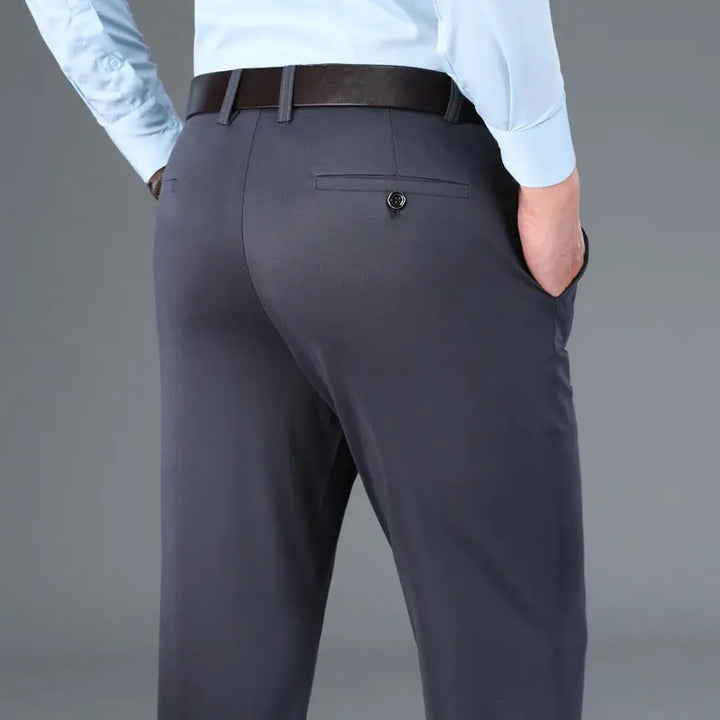 "Elegante heren stretch pantalon in klassiek zwart, met slanke snit en ademende rekbare stof voor comfort en stijl."