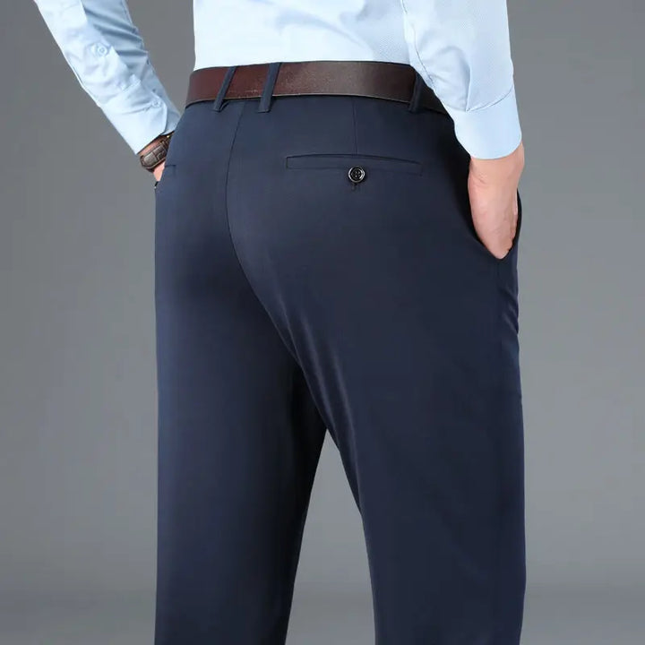 "Elegante heren stretch pantalon in klassiek zwart, met slanke snit en ademende rekbare stof voor comfort en stijl."
